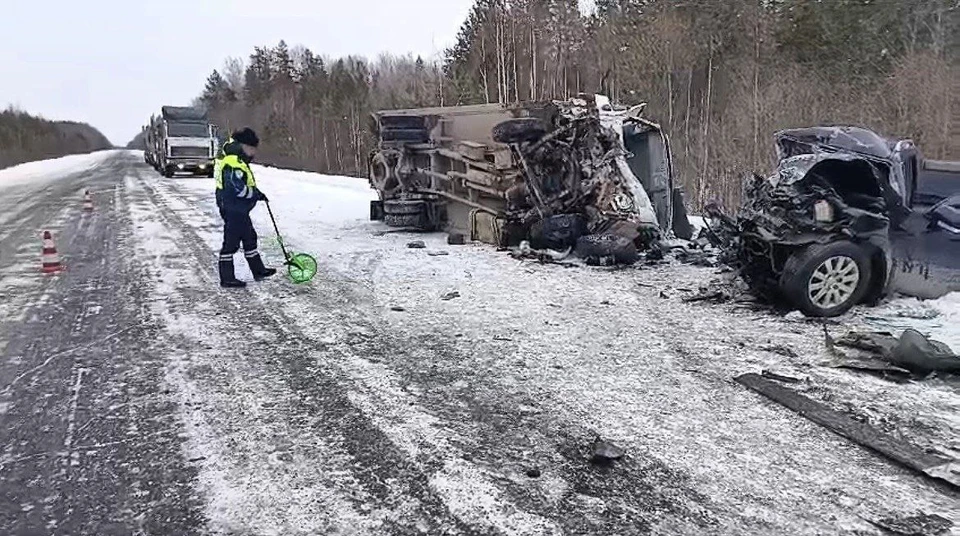 Внедорожник Mitsubishi Pajero врезался в грузовик Фото: УГИБДД по Свердловской области