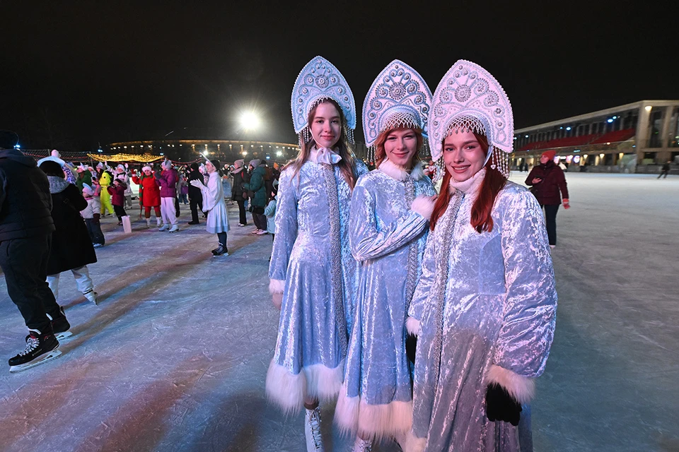 Масштабный флешмоб «Снегурочки на катке» прошел в Лужниках