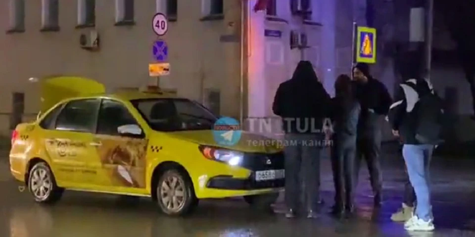 Автоледи сбила девушку на переходе улицы Оборонная в Туле. Фото: "Только новости. Тула".