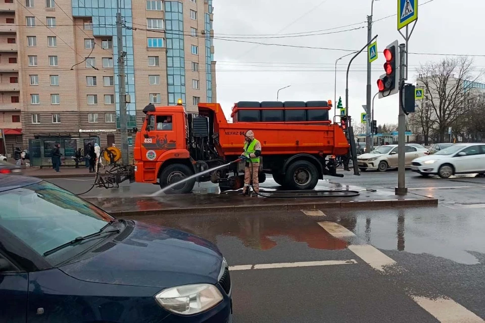 Работники ручного труда следят за порядком на дорогах и тротуарах. Фото: vk.com/kb_spb