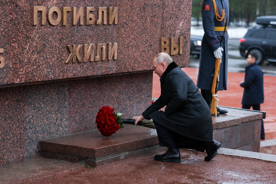 Президент РФ Владимир Путин во время церемонии возложения цветов к мемориалу "Рубежный камень". Фото: Вячеслав Прокофьев/пресс-служба президента РФ/ТАСС