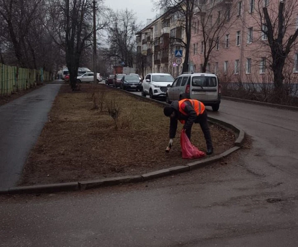 Тульские коммунальщики продолжают убирать город от мусора