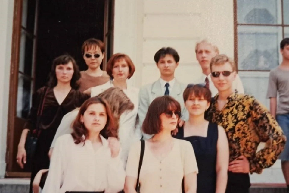 Ирина Гукасян (слева, в темном) с однокурсниками. Фото из личного архива