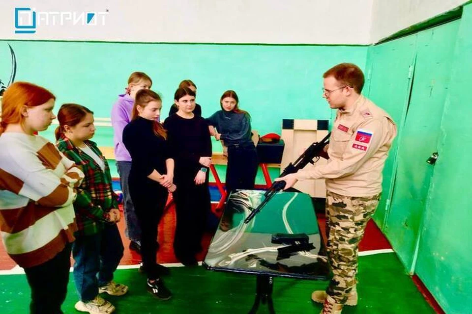 Центр "Патриот" провел мастер-класс в Азовской школе. Фото: министерство молодежной политики Херсонской области