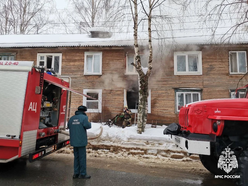 На улице Оплеснина произошел пожар в квартире двухэтажного жилого дома.