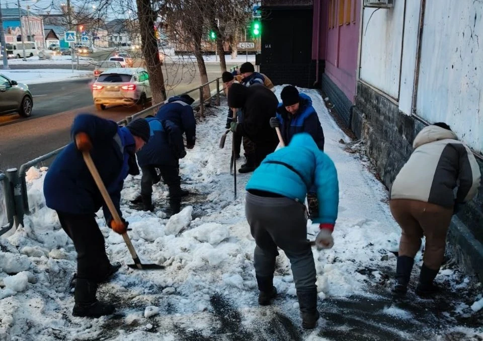 Порядок наводят и в парках и скверах, посыпают дорожки противогололедными материалами