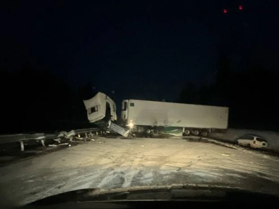 Под Минском водитель грузовика врезался в ограждение. Фото: телеграм-канал УВД Миноблисполкома.