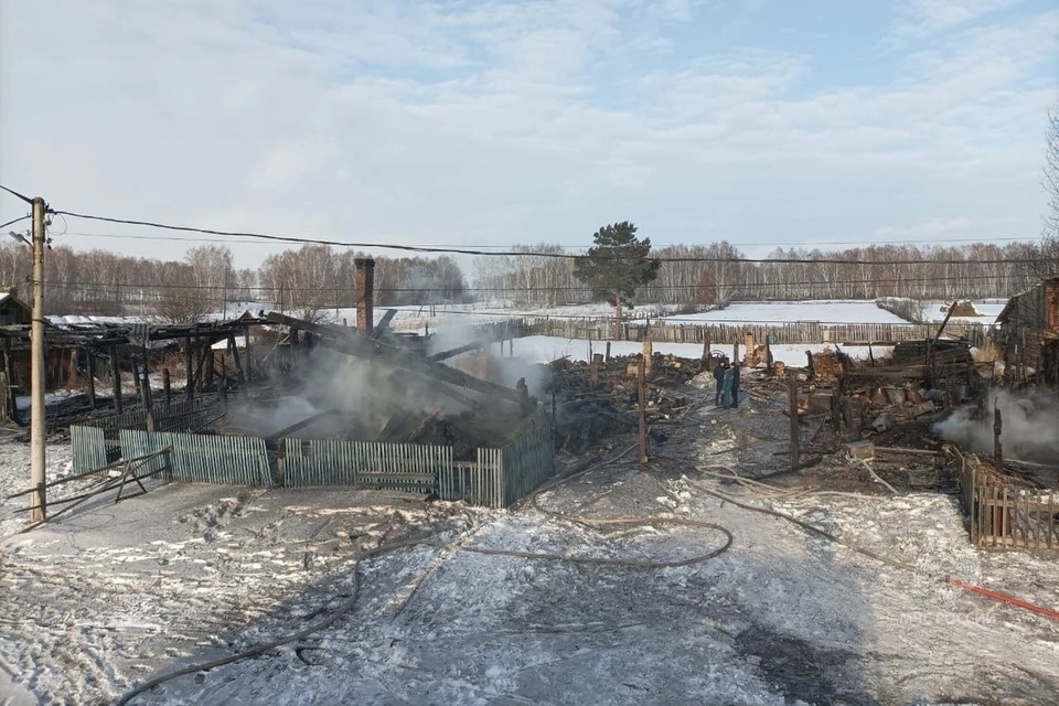 В Уярском районе из-за ведра с золой сгорели два жилых дома. Фото: МЧС