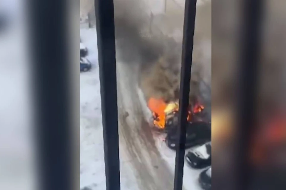 В Новосибирске на Красном проспекте полностью сгорели две машины. Фото: стоп-кадр из видео очевидца из паблика ACT-54 Black.