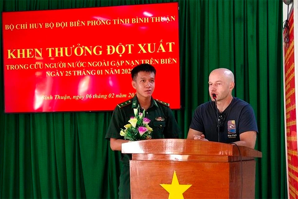 Спасенный выразил благодарность пограничникам за помощь. Фото: vietnam.vn