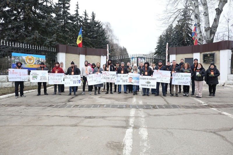 Акцию против высоких трат на милитаризацию провели у Министерства обороны активисты партии INIMA MOLDOVEI
