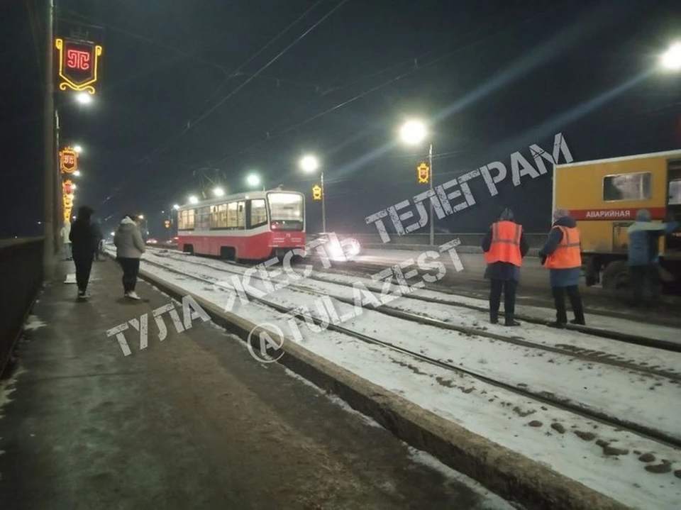 На Павшинском мосту в Туле сошел с рельсов трамвай. Фото: телеграм-канал «Тула Жесть».