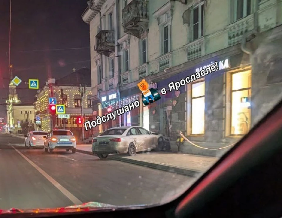 По словам очевидцев, авария случилась из-за желтого автобуса, который резко развернулся через сплошную линию. Фото: "Подслушано в Ярославле"