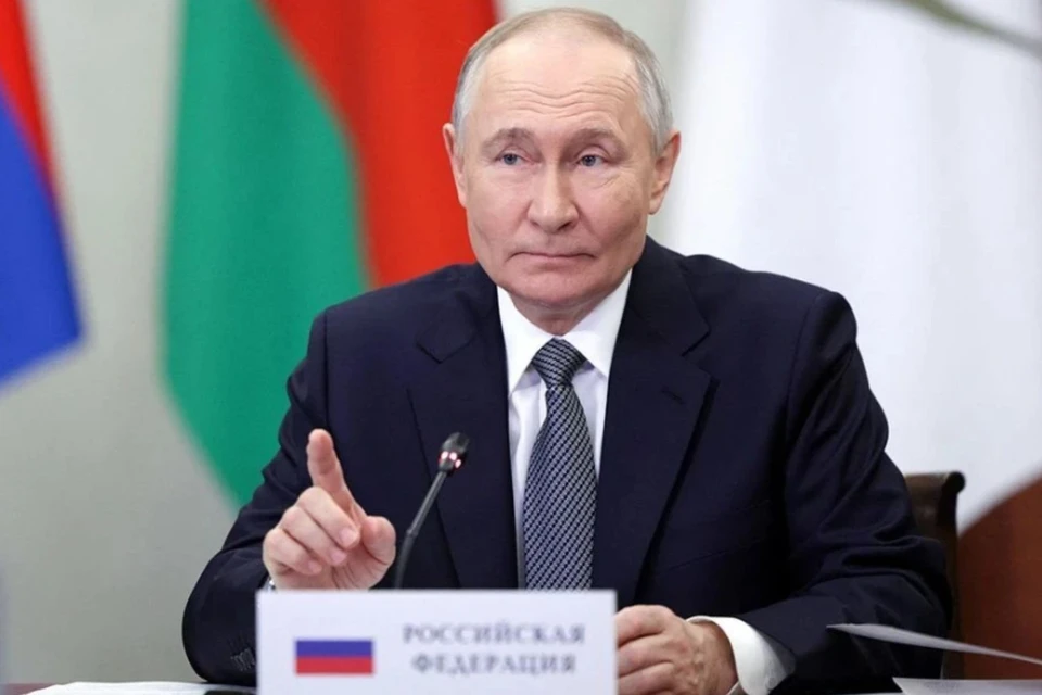 Путин присвоил ранги чрезвычайного и полномочного посла пятерым дипломатам
