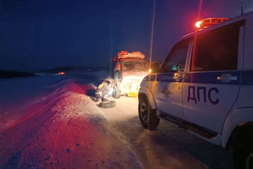 У водителя спустились сразу оба передних колеса, затем разрядился аккумулятор. Фото: МВД по РС (Я)