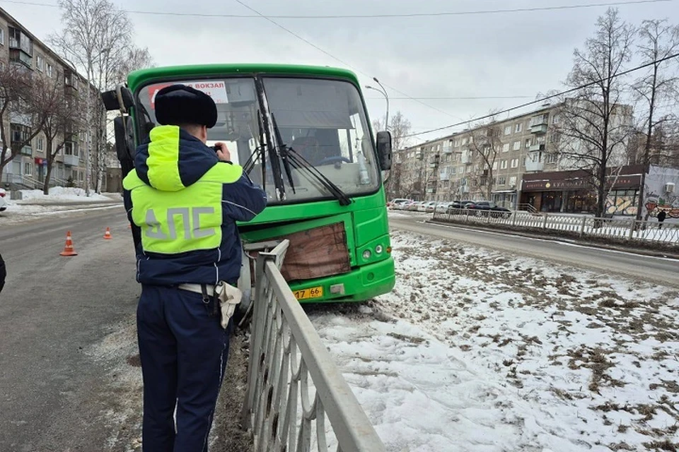 Автобус влетел в ограждение. Фото: Госавтоинспекция Екатеринбурга