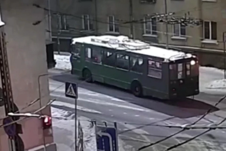 Спортсмен из Карелии в одиночку смог вытолкать троллейбус, застрявший в снегу. Фото: vk.com/cfptz
