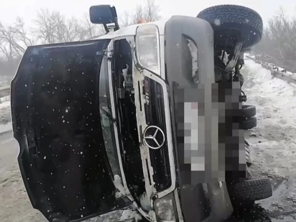 В Белгородской области автобус столкнулся с чистившим дорогу «КамАЗом» и перевернулся. фото: Госавтоинспекция региона.