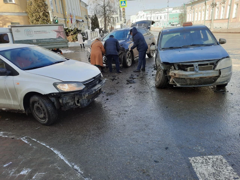 Массовое ДТП случилось на улице Ленина в Рязани.