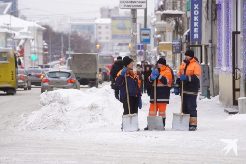 В минувшие выходные со снегом и наледью боролись более 780 рабочих