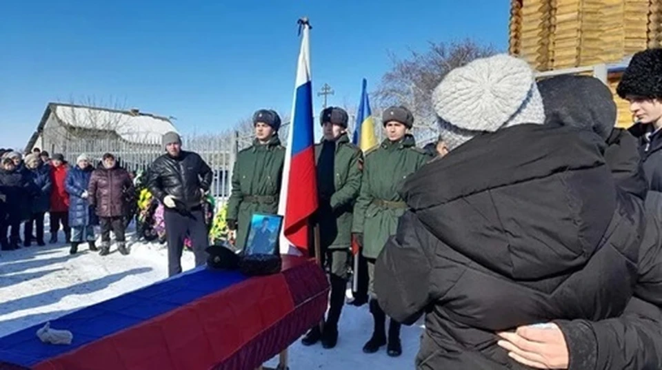 Проводили казака в последний путь со всеми воинскими почестями. Фото: Глава Кумылженского района Валерий Денисов