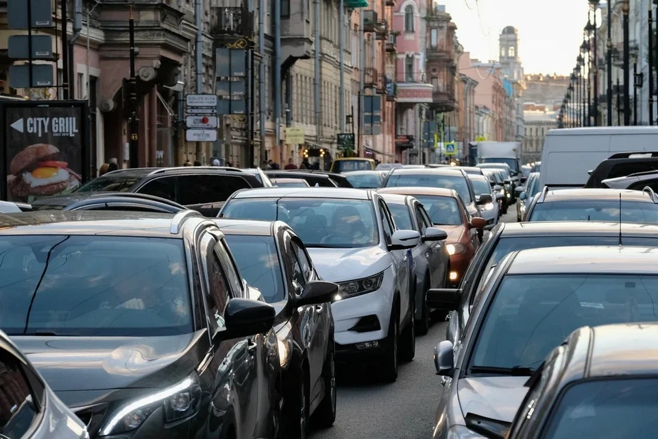 Загруженность дорог Петербурга к вечеру 19 февраля выросла до восьми баллов.