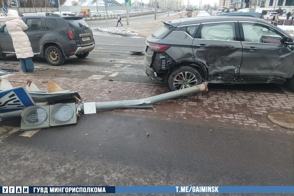 ДТП с тремя автомобилями случилось на улице Теслы в «Минск-Мире». Фото: телеграм-канал УГАИ ГУВД Мингорисполкома