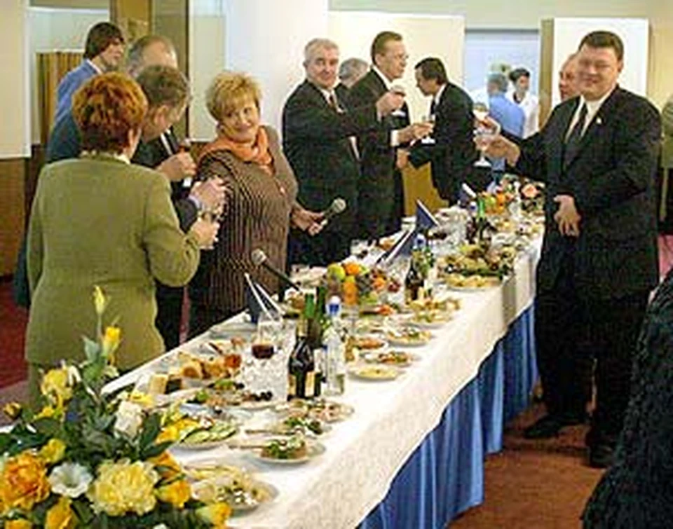 Несмотря на то, что спиртного выделили по 70 граммов на брата, кто хотел, тот напился.
