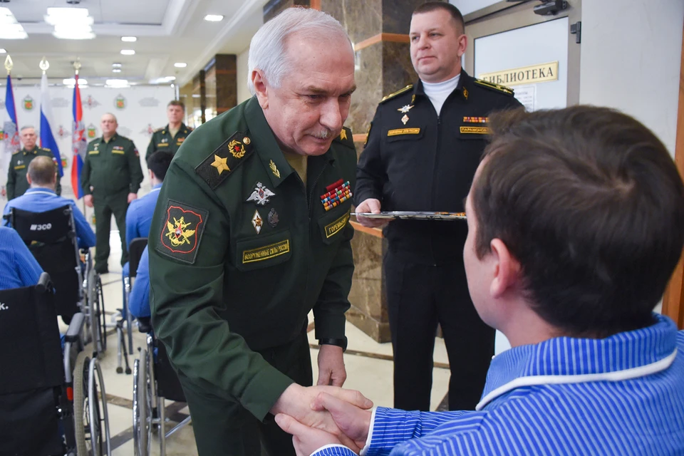 В ходе посещения госпиталя генерал армии пообщался с военнослужащими и членами их семей