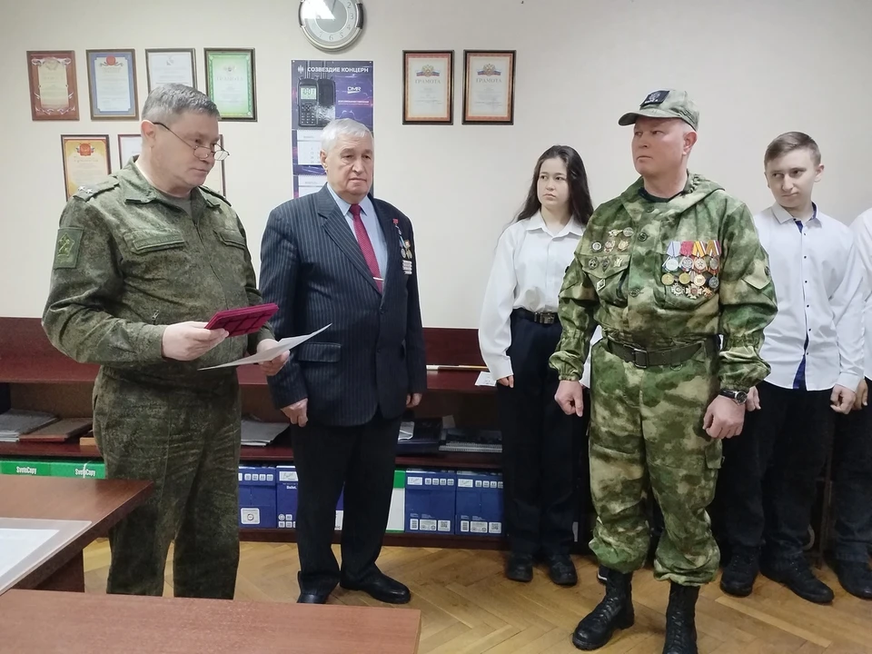 Леонид Пуссила получает награду.