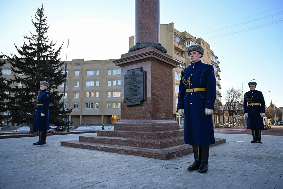 К стеле «Город воинской славы» в Твери возложили цветы. Фото: Правительство Тверской области