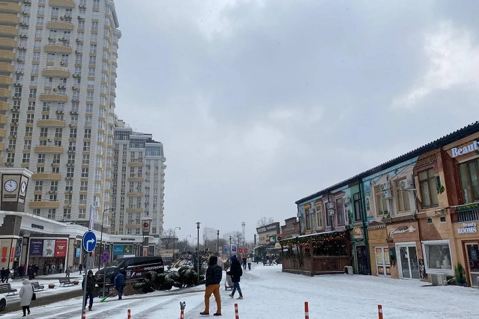 В Краснодаре прошел снегопад.