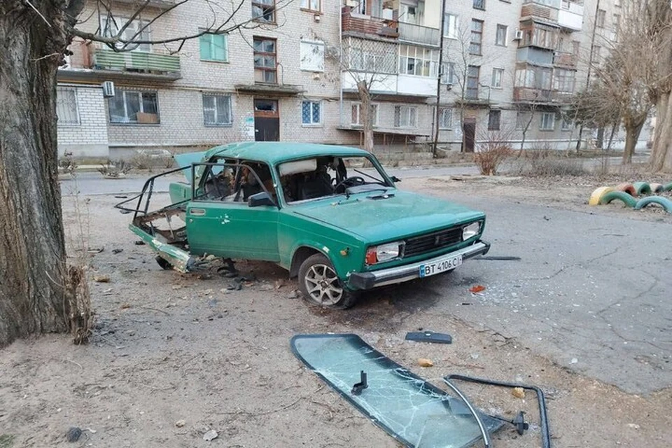 Четыре машины повредил обстрел ВСУ в Новой Каховке. Фото: тг-канал Виталия Гуры