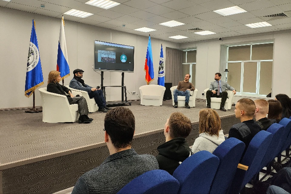 В Луганске прошел большой антифашистский форум