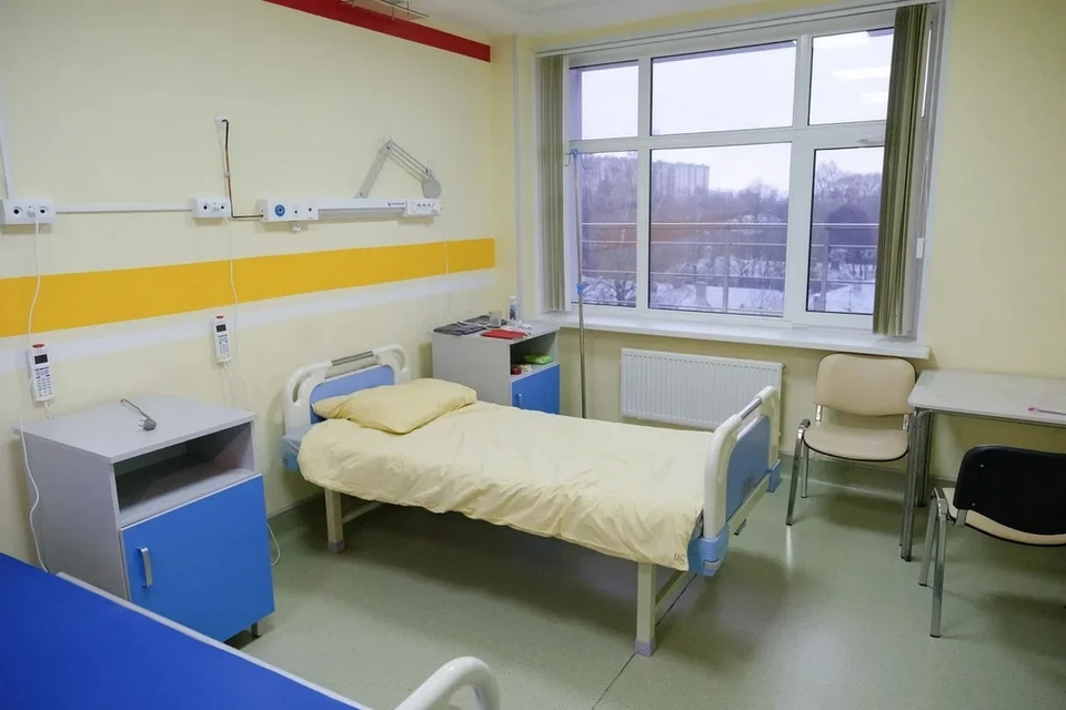Малышей с тяжелыми травмами доставили в одну из больниц Петербурга.