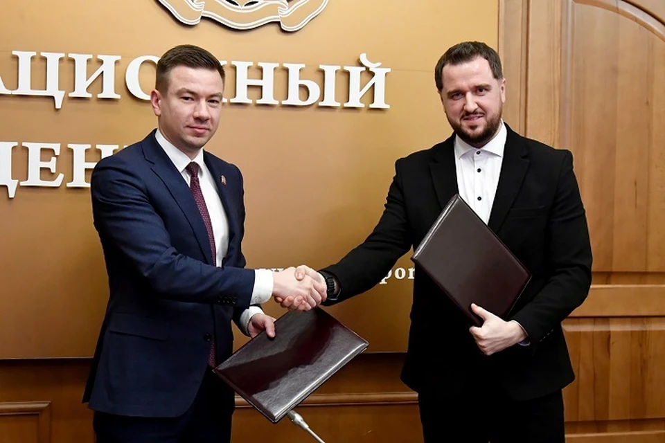 На фото слева направо: Егор Андреевич Горбатенко, исполняющий обязанности заместителя Председателя Правительства Омской области и Андрей Криницин, директор филиала Т2 в Омской области. Фото: предоставлено Т2.