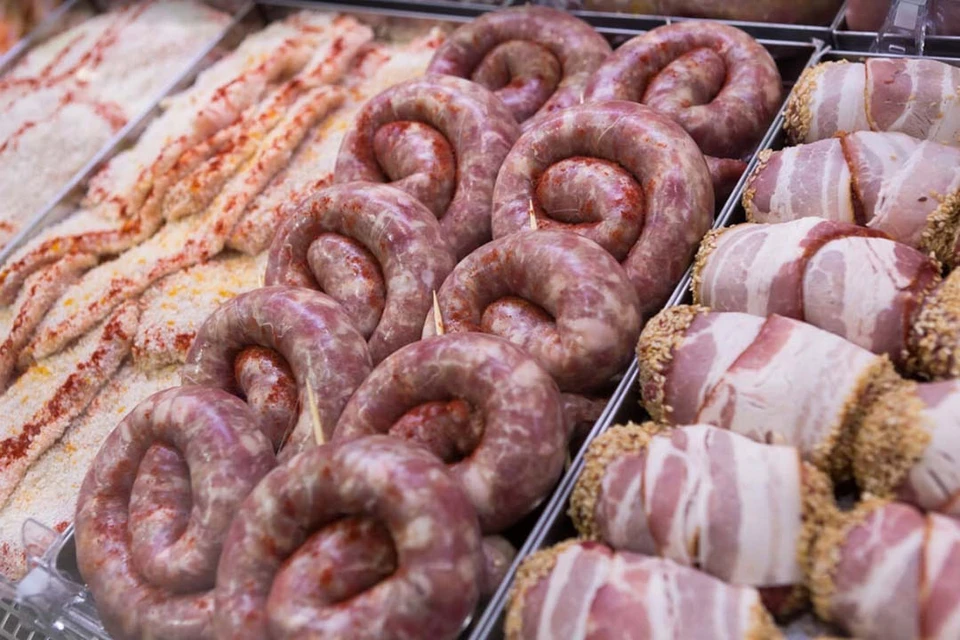 Мясо в магазинах Петербурга проверили на качество и безопасность.