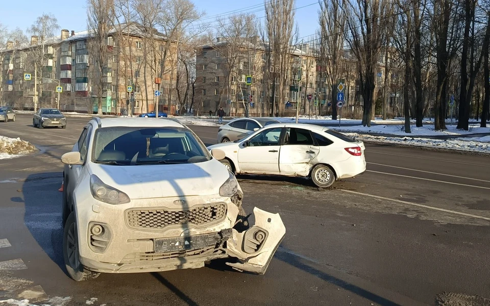 На улице Папина в Липецке произошло ДТП с участием двух легковых автомобилей. Фото Управления Госавтоинспекции по Липецкой области.