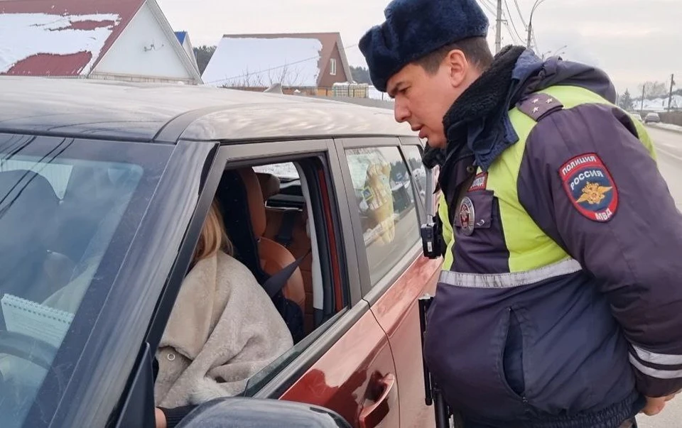 Автоинспекторы составили административный материал. Фото Управления Госавтоинспекции по Липецкой области.