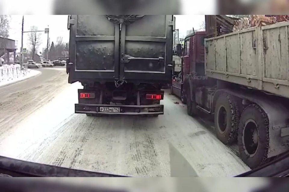 Женщина и ребёнок в легковушке не пострадали. Фото: стоп-кадр из видео АСТ-54 Новосибирск.