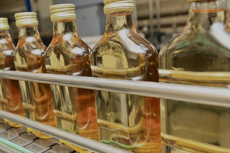 В новосибирском магазине пьяный мужчина упал на стеллаж с коньяком и водкой
