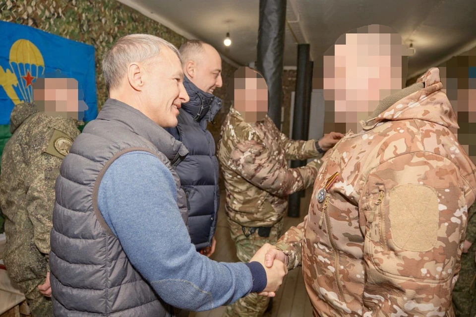 Отличившимся бойцам вручены государственные награды.