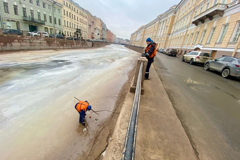 Акваторию центра Петербурга очистили от мусора. Фото: СПб ГБУ «Экостроя».