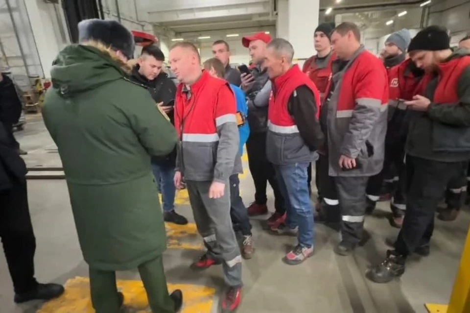 Повестки вручили 30 мужчинам. Фото: скрин с видео УФСБ по Оренбургской области