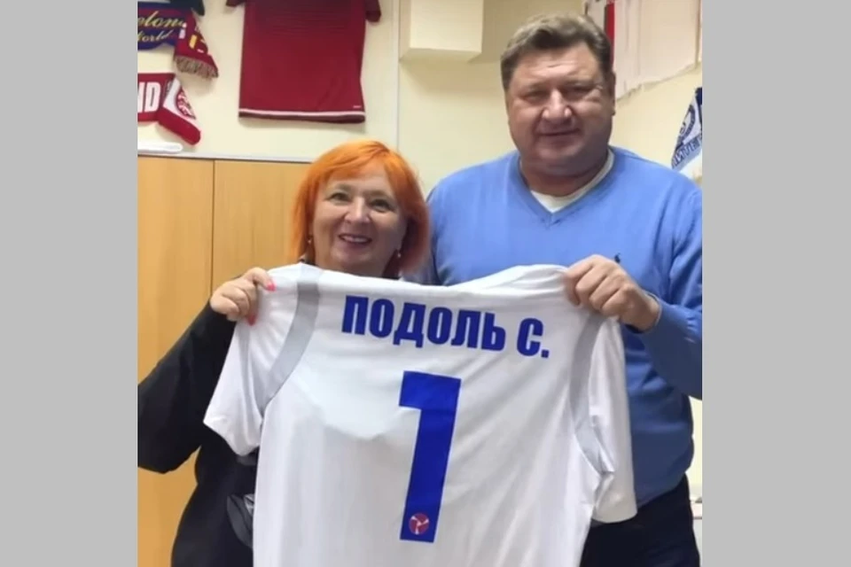 Директор ФК «Рязань» Вадим Бращин вручает памятную футболку Светлане Подоль.