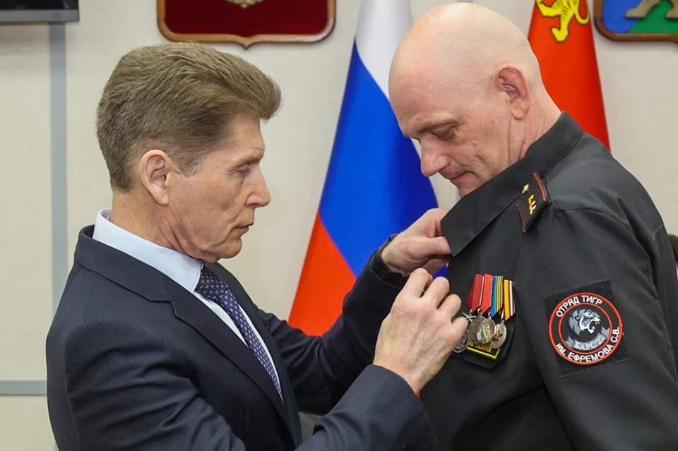 За мужество и героизм Олег Кожемяко наградил Алексея Псарёва и Романа Перминова.
