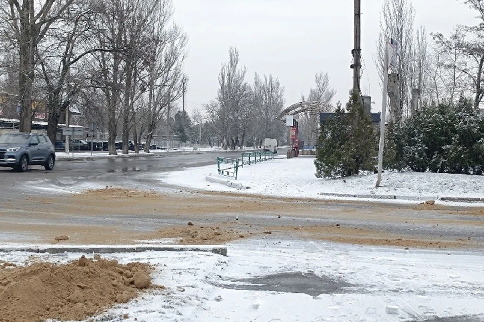 В Новой Каховке специалисты-коммунальщики борются с гололедом, обрушившимся на Херсонскую область утром 3 марта. ФОТО: администрация ГО Новая Каховка