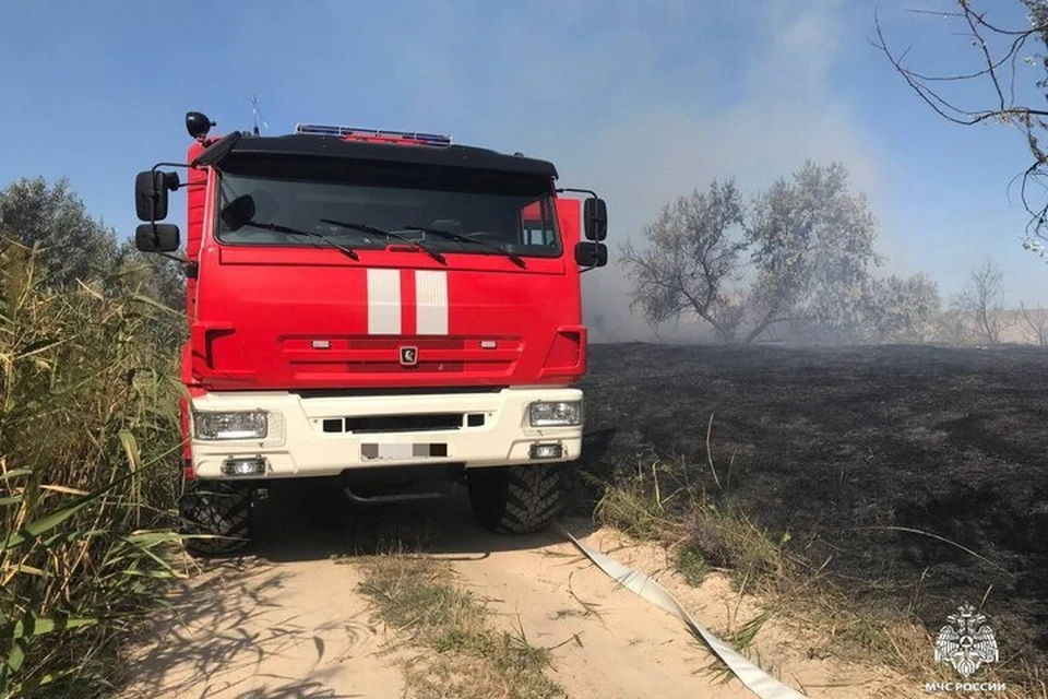 Пять пожаров произошло из-за обстрелов ВСУ на Херсонщине. Фото: Главное управление МЧС России по Херсонской области