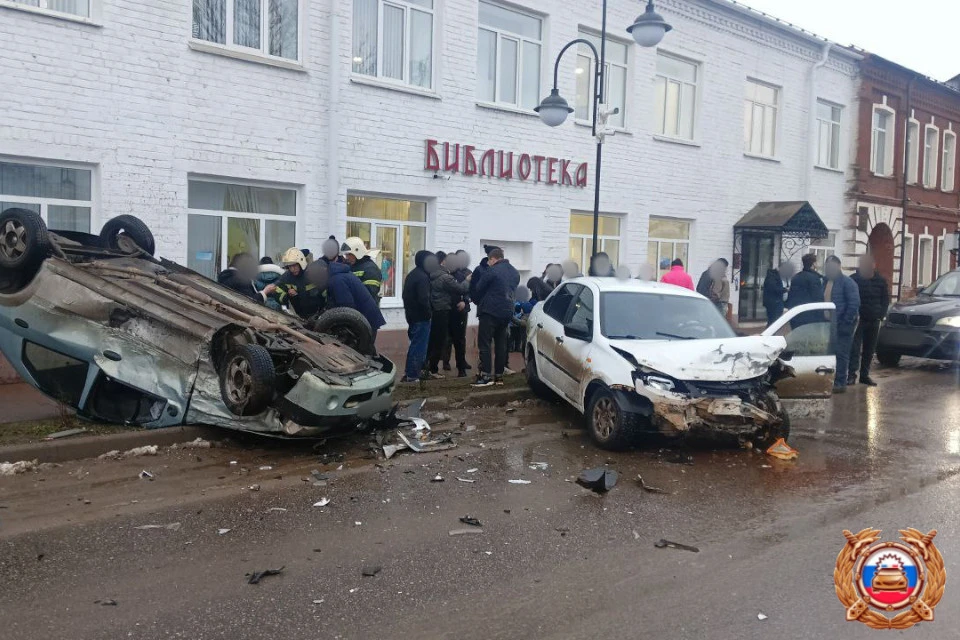 Авария произошла у центральной торпецкой библиотеки. Фото: управление Госавтоинспекции УМВД России по Тверской области