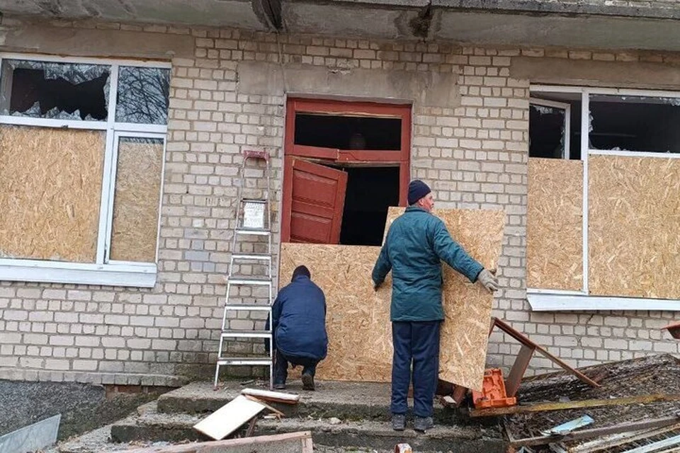 Коммунальщики заменяют ОСБ-листами выбитые в Новой Каховке окна. Фото: администрация городского округа Новая Каховка